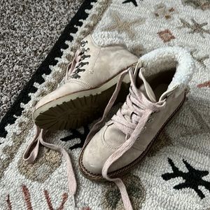 dirty laundry snow boots. gently used.